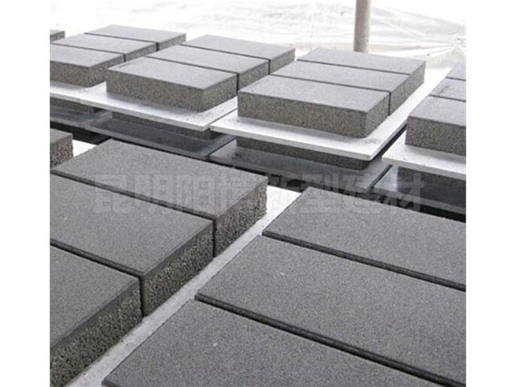 生態(tài)透水磚所需基礎工程對比傳統(tǒng)鋪路，哪種更節(jié)約？昆明陽博水泥制品廠家告訴你