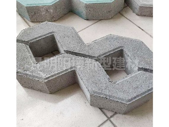 昆明八字植草磚在園林設(shè)計(jì)中的應(yīng)用優(yōu)勢(shì)有哪些呢？